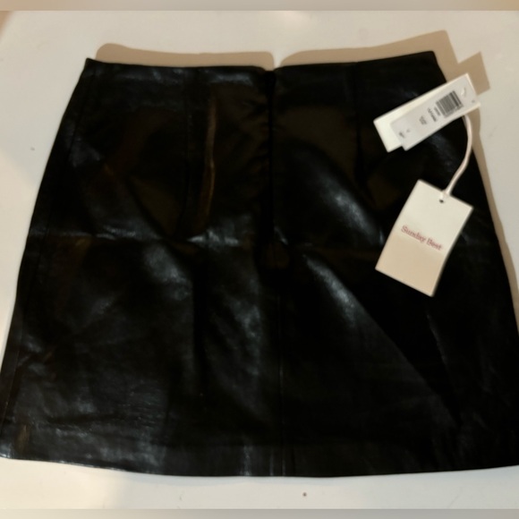 Black mini skirt - Picture 2 of 5